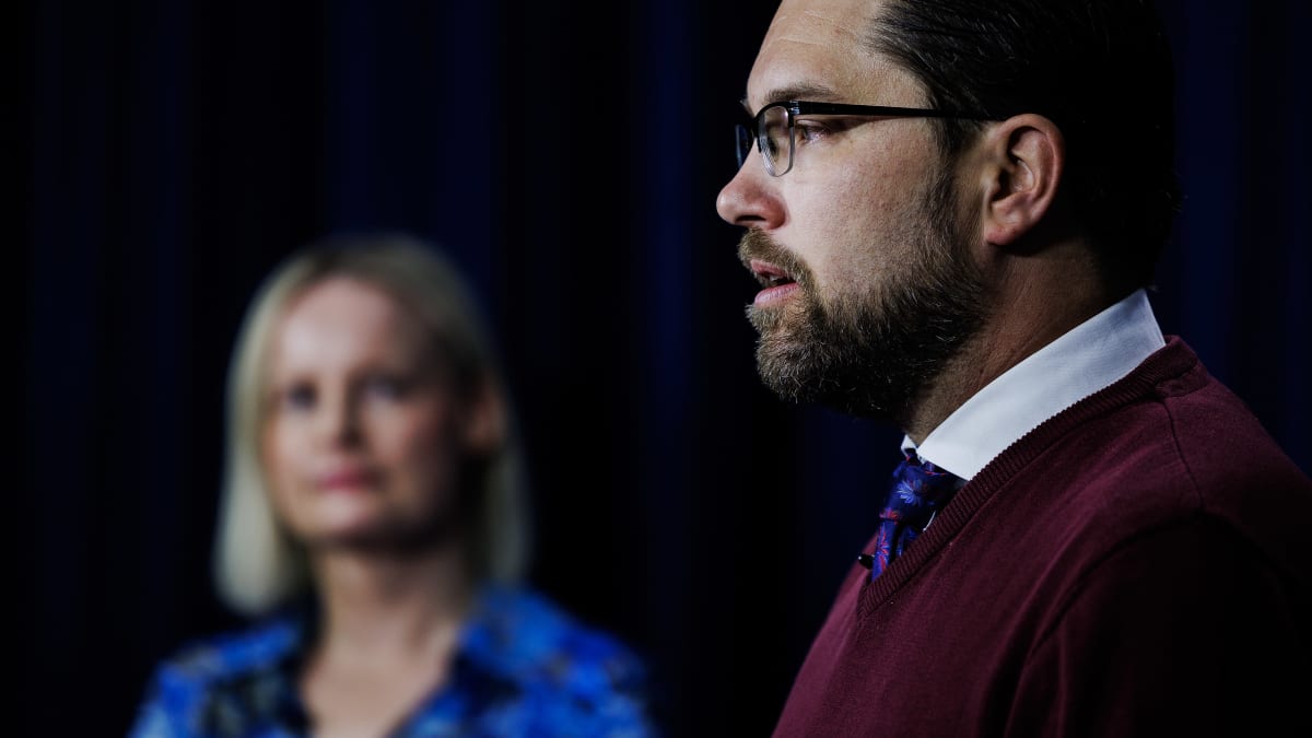 Jimmie Åkesson ja Riikka Purra puhuivat medialle perussuomalaisten puoluetoimistolla.