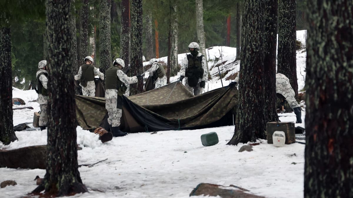 Jääkärit harjoittelevat joukkueteltan pystyttämistä Vekarajärven varuskunnassa