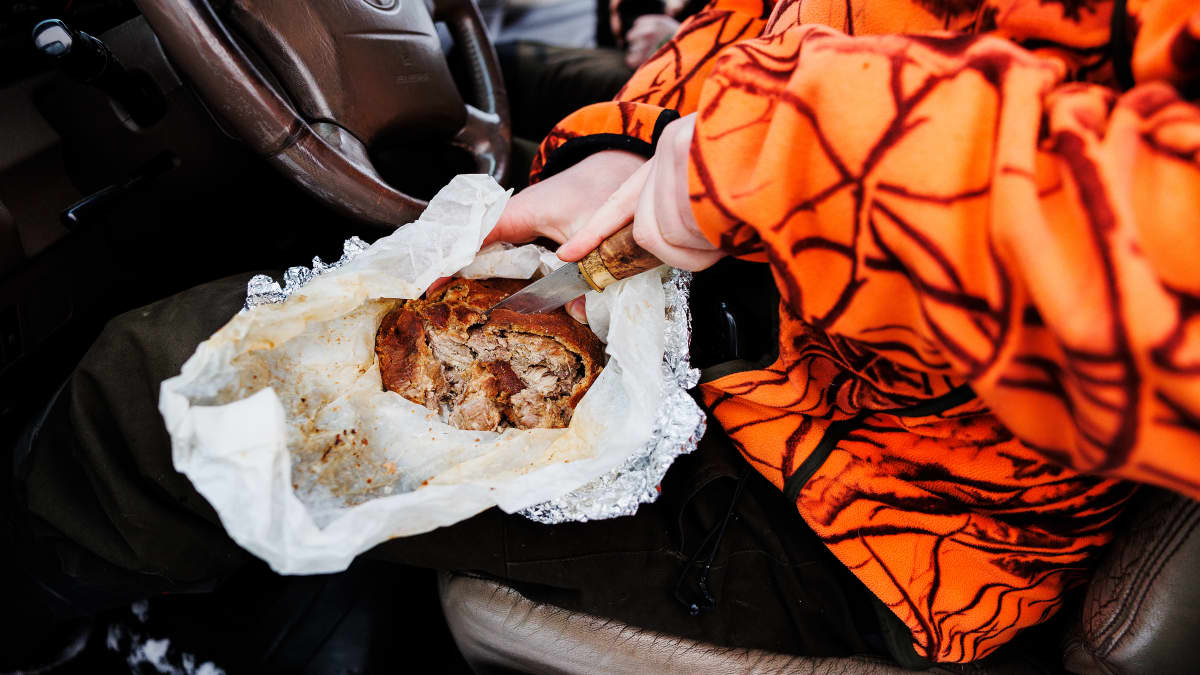 Juuan pientopetoklubi -joukkueeseen kuuluva Arsi Tanskanen söi lihakukkoa autossaan.
