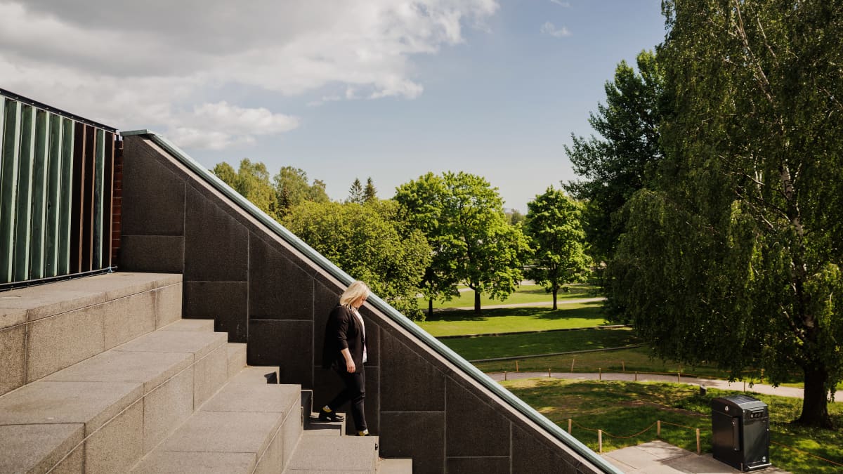 Saara Hyrkkö kuvattiin Espoon Otaniemessä Teknillisen korkeakoulun amfiteatterilla 30. toukokuuta 2023.