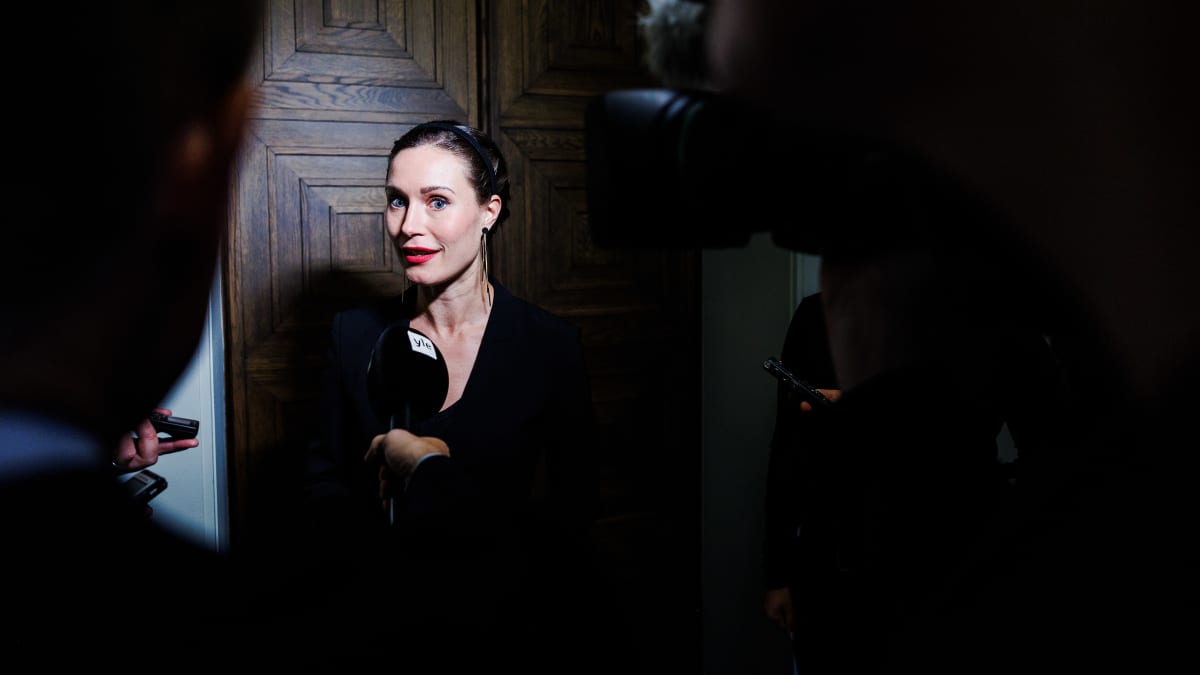 Marin kävi täysistunnon jälkeen SDP:n ryhmähuoneessa.