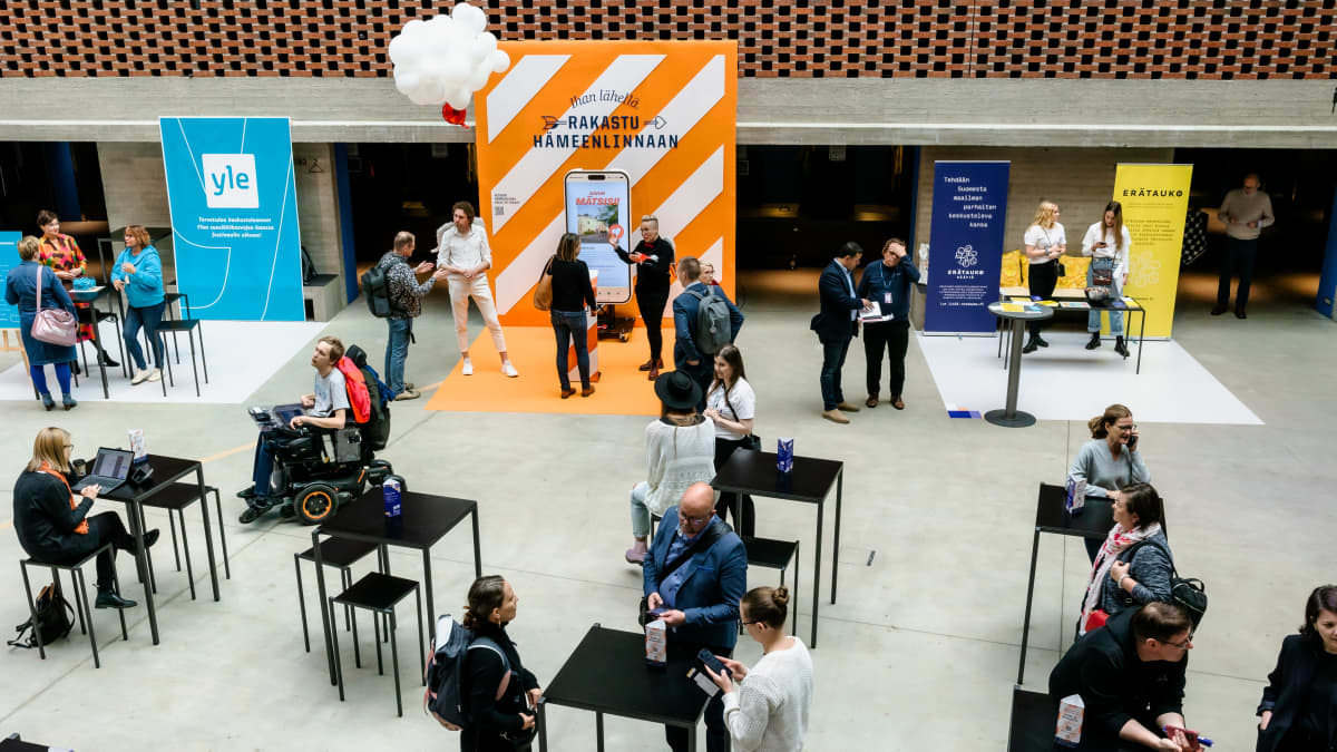 Hämeenlinnan verkatehtaan aulassa ihmisiä Hyvin Sanottu -festivaaleilla