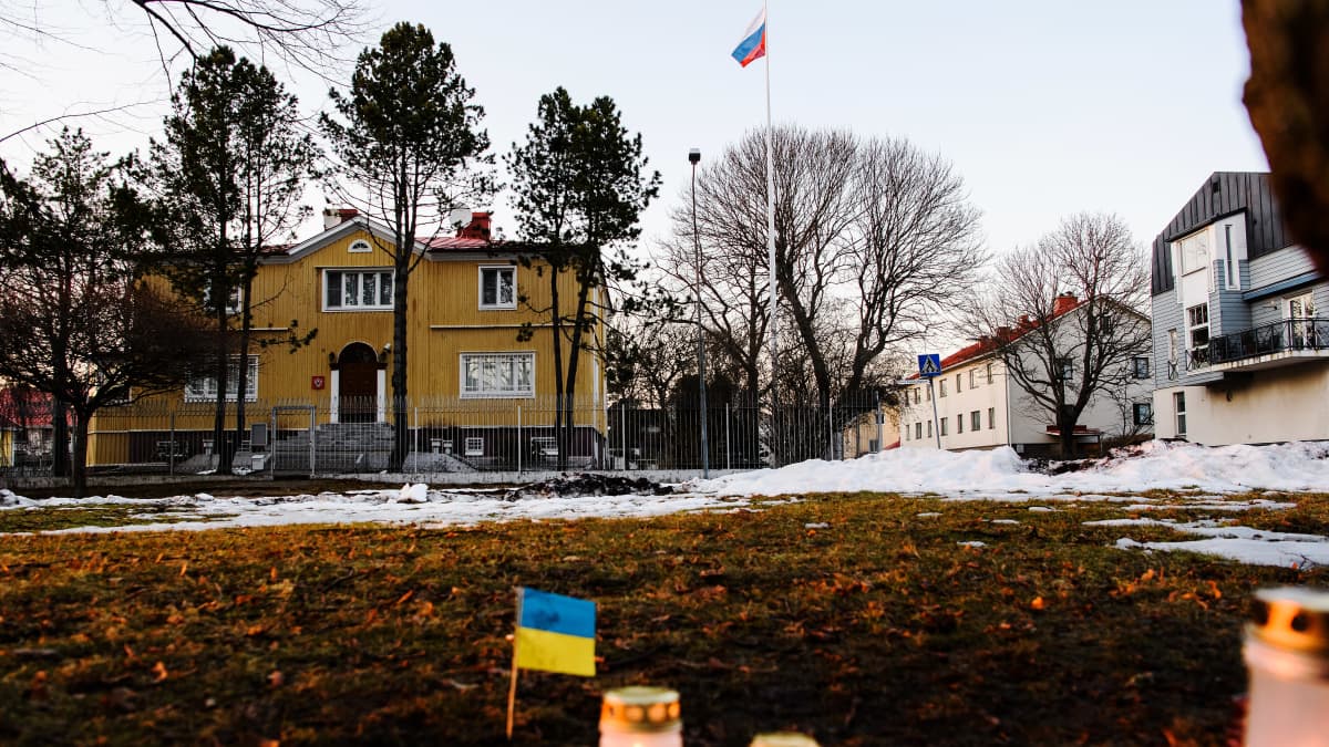 Photo of Russian consulate in Mariehamn, Åland featuring Ukrainian flags in the foreground.