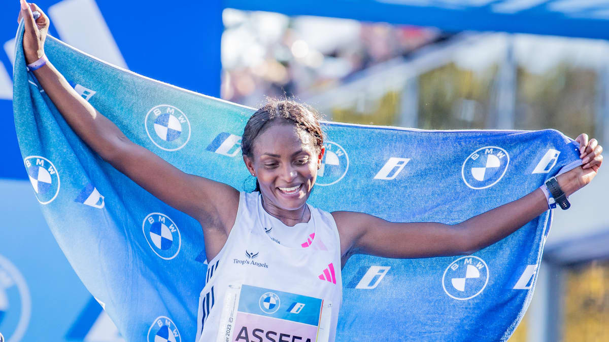 Etiopialainen Tigst Assefa juoksi maratonin uuden ME:n 2.11.53 Berliinin maratonilla 24.9.2023.