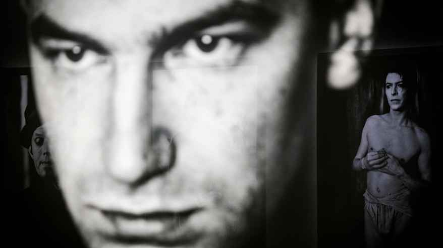 Kaksi valokvar hajjistu kolmannesta.