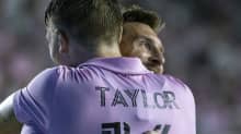 Inter Miamin Robert Taylor ja Lionel Messi halaamassa maalin kunniaksi.