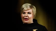 Annika Saarikko kommentoi medialle 5. huhtikuuta.