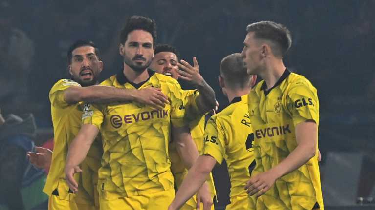 Dortmundin Mats Hummels saa onnitteluja puskettuaan 1-0-maalin PSG:n verkkoon Pariisissa UCL-välierien toisessa osassa 7.5. 2024.