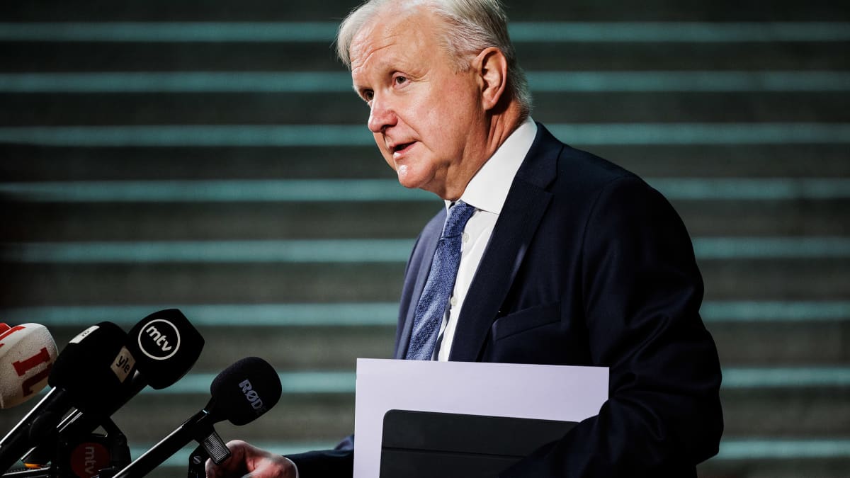 Olli Rehn puhuu medialle.