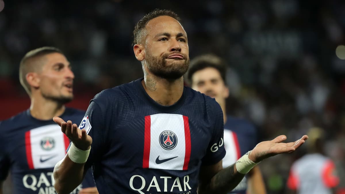 PSG:n Neymar tuuletti tällä tavalla rankkariosumaansa ja 2-0-maalia. 