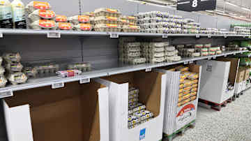 S-market Jämsän vajaita kanamunahyllyjä.