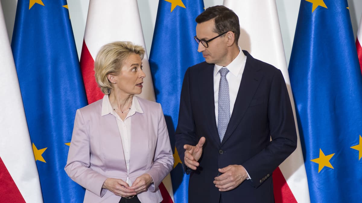 Ursula von der Leyen ja Puola pääministeri Mateusz Morawiecki, taustalla EU:n ja Puolan liput. 