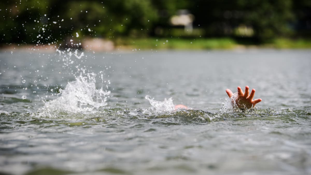 Suomen Uimaopetus- ja Hengenpelastusliiton viestintäasiantuntija Niko Nieminen näyttää, miltä hukkuminen voi näyttää. Hukkuva haukkoo henkeään ja painaa vettä käsillään alaspäin.