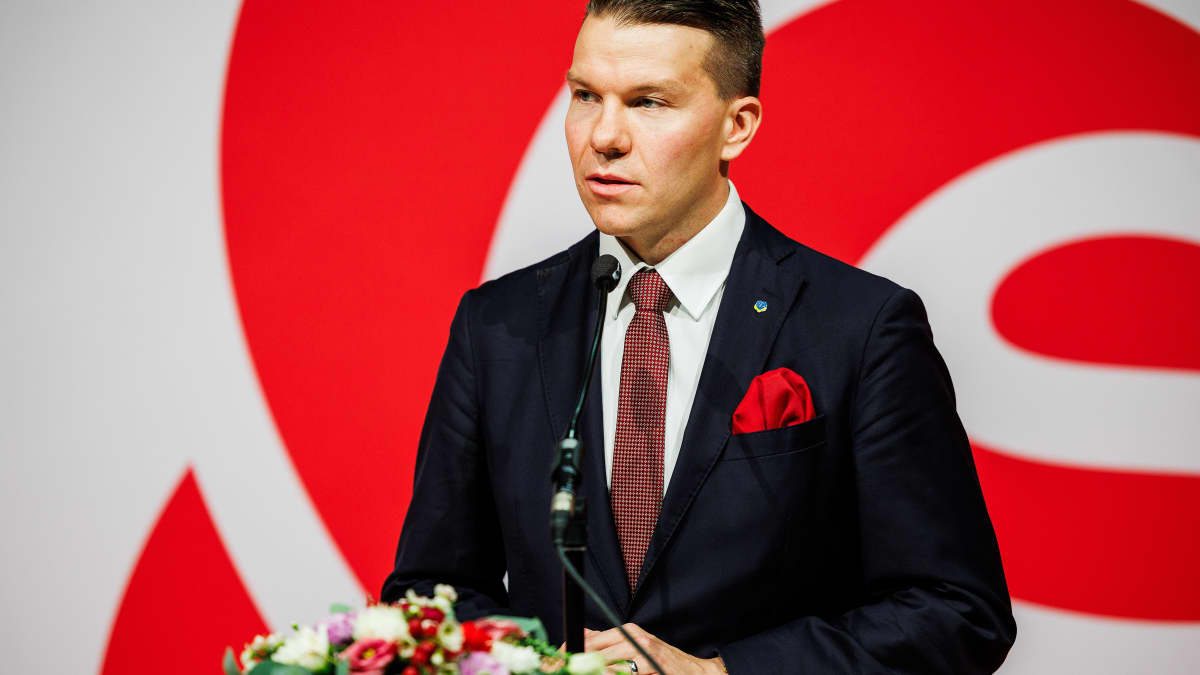 Mikkel Näkkäläjärvi piti tiedotustilaisuuden vointtonsa jälkeen.