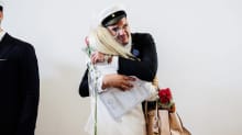 Sarband Omar Rashed halaa äitiään.