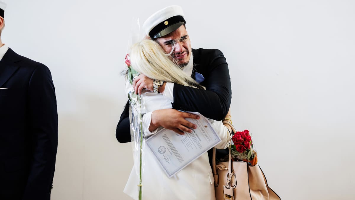 Sarband Omar Rashed halaa äitiään.