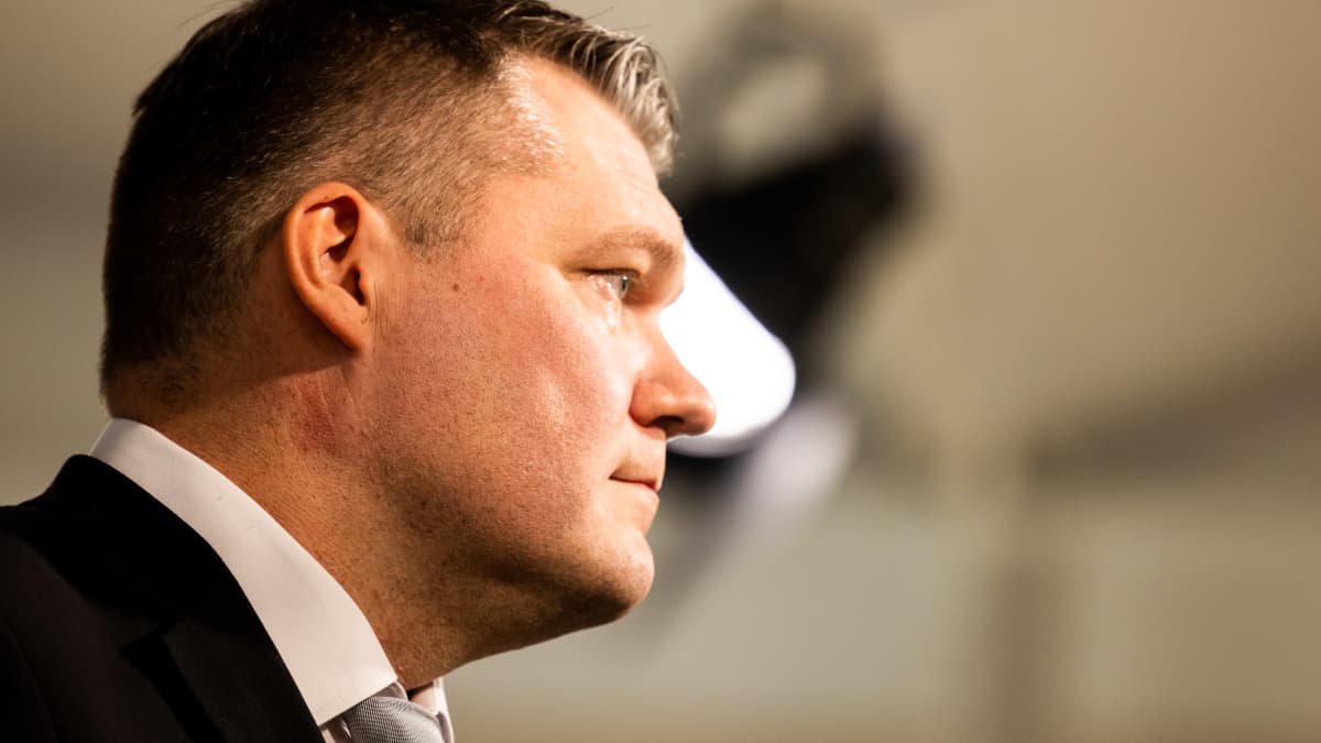 Mikko Savola tiedotustilaisuudessa.