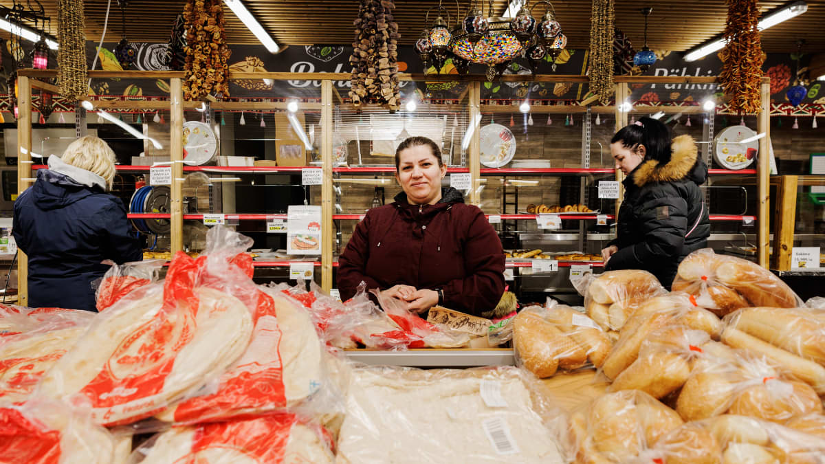 Saleh-leipomoa yrittäjänä pyörittävä Afsaneh Hosseini toi Alanya Marketiin leipää 17. maaliskuuta 2023.