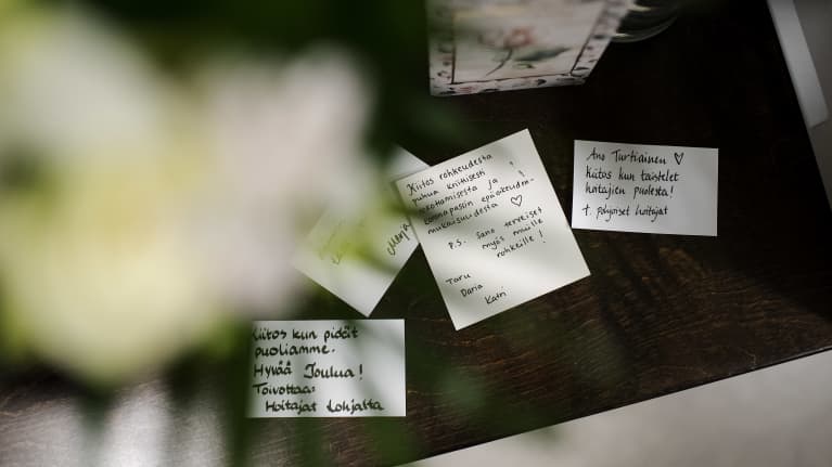 Ano Turtiainen on saanut kukkia ja kortteja hoitajilta, joita puolusti puheessaan.