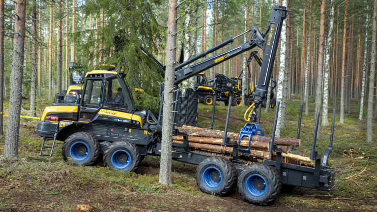 Sähköllä toimiva kuormatraktori.