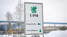 UPM Jämsänkosken paperitehtaan opastekyltti tehtaan edessä.