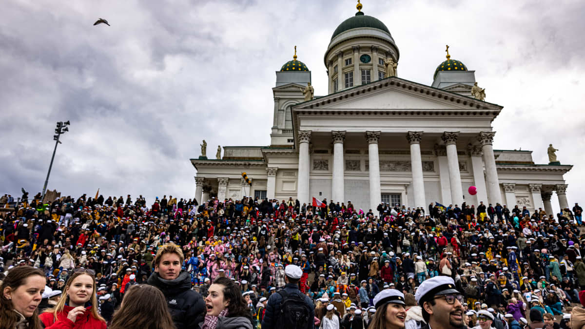 Juhlijoita kerääntyi Senaatintorille Mantan lakituksen jälkeen Helsingissä vappuaattona.