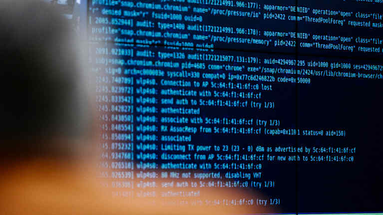 Ohjelmointikoodia isolla screenillä.