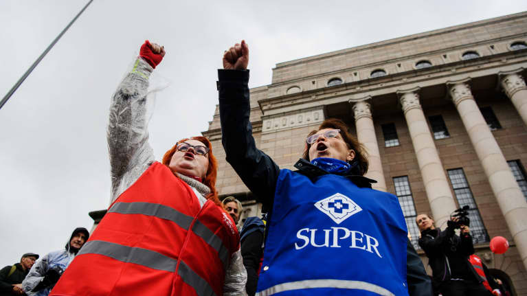 Tehy ja Super järjestivät mielenosoituksen sateisena perjantaina Helsingissä syyskuussa.