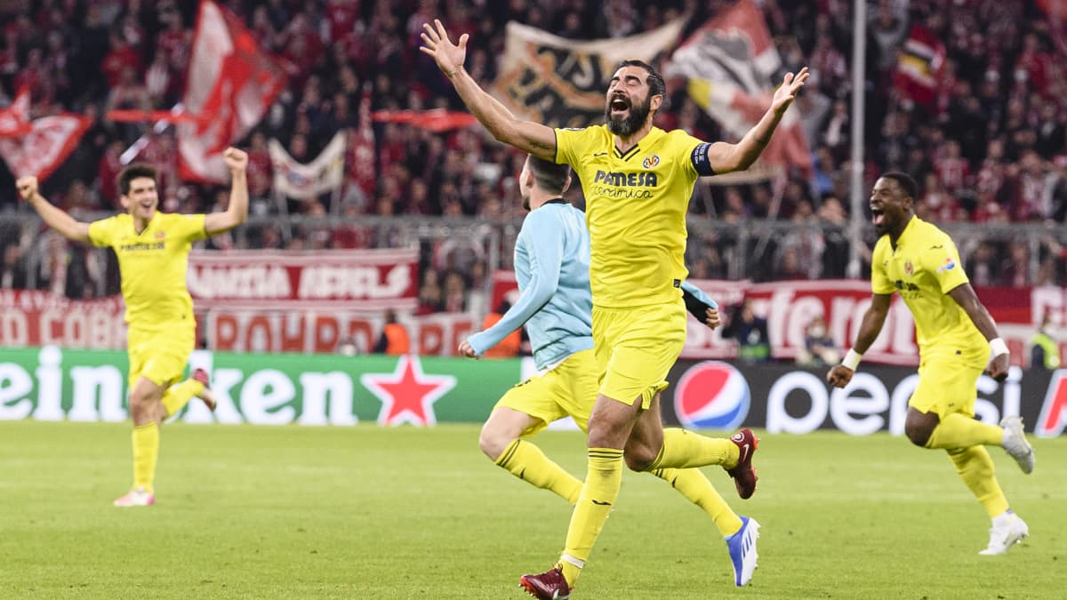 Villarrealin kokenut puolustaja Raul Albiol tuulettaa Mestarien liigan välieräpaikkaa Münchenissä huhtikuussa 2022.