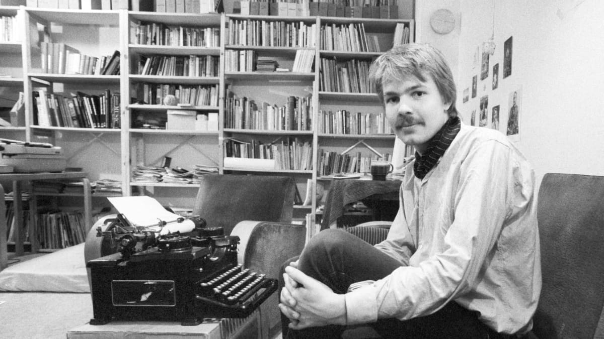 Pekka Haavisto istuu lehden toimituksessa vuonna 1983 otetussa lehtikuvassa.