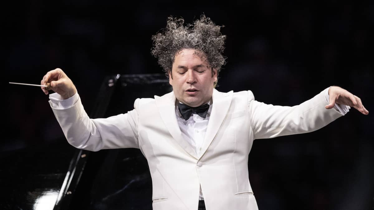 Gustavo Dudamel johtaa pörröpäisenä orkesteria.