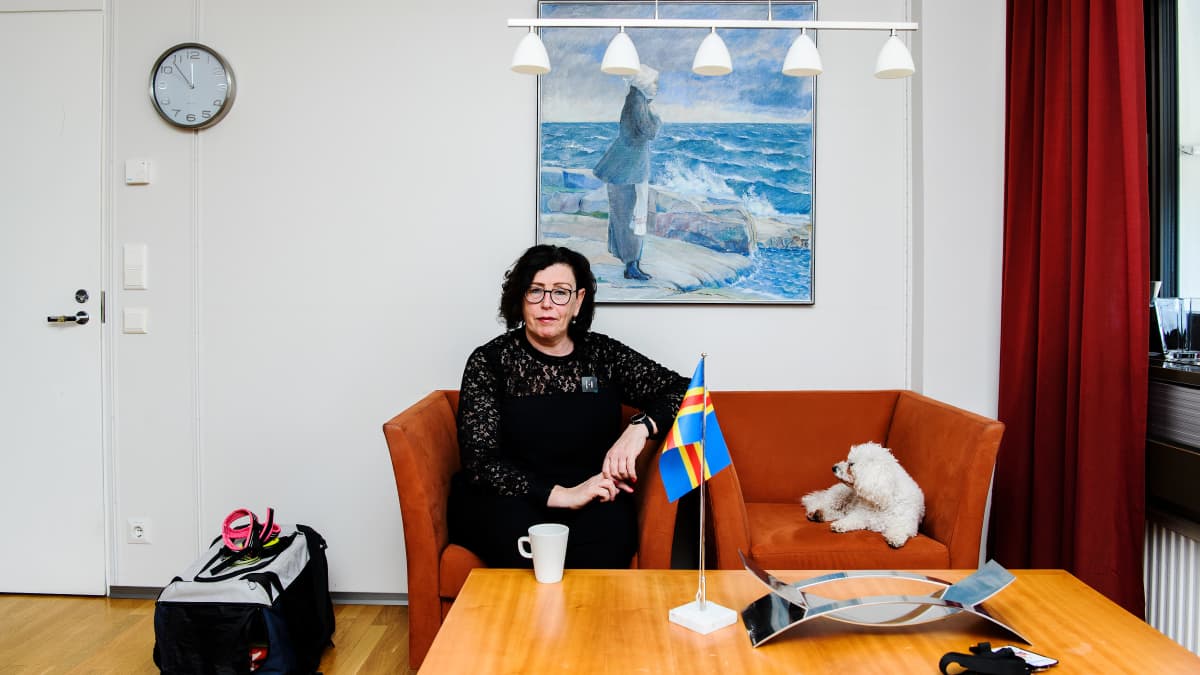 Maakuntaneuvos Veronica Thörnroos kuvattiin työhuoneessaan koiransa Lunan kanssa.