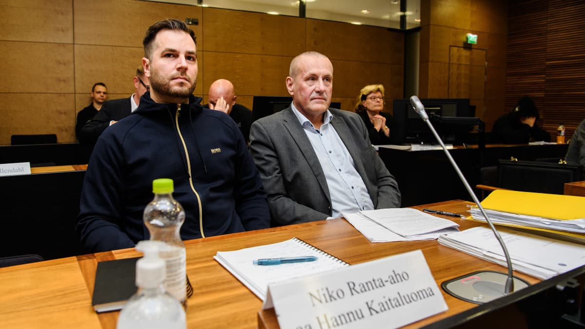 Niko Ranta-aho ja asianajaja Hannu Kaitaluoma Helsingin hovioikeudessa 13. syyskuuta 2022.