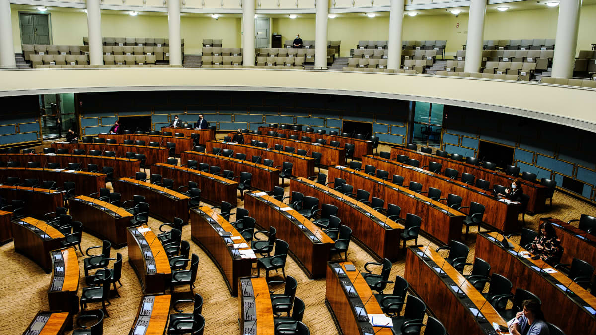Eduskunnan täysistuntosali 20. huhtikuuta 2022.