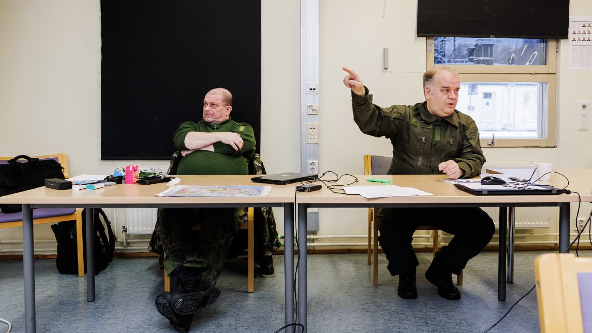 Piiripäällikkö, everstiluutnantti Vesa Sundqvist (oikealla) esitteli MPK:n toimintaa.
