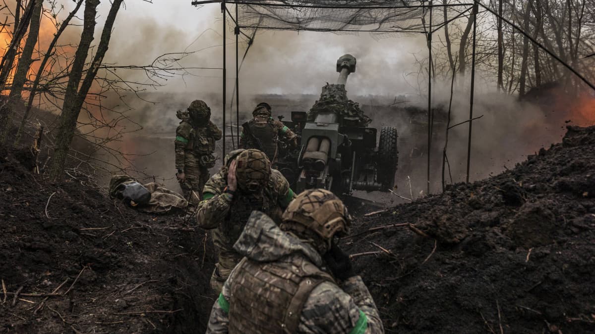 Ukrainan armeijan sotilaat laukaisevat tykin Bahmutin alueella.