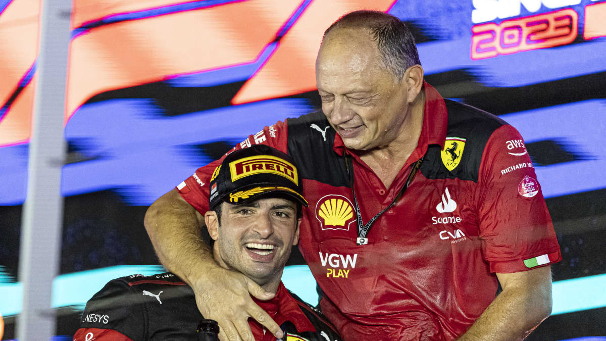 Carlos Sainz ja Frederic Vasseur juhlivat palkintopallilla.