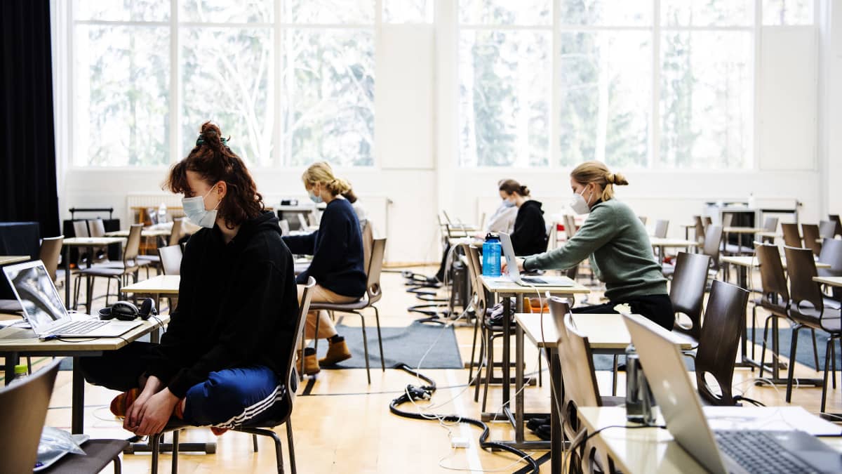 Helsingin Kallion lukion liikuntasalissa tehtiin 18. maaliskuuta vieraan kielen lyhyen oppimäärän ylioppilaskoe.