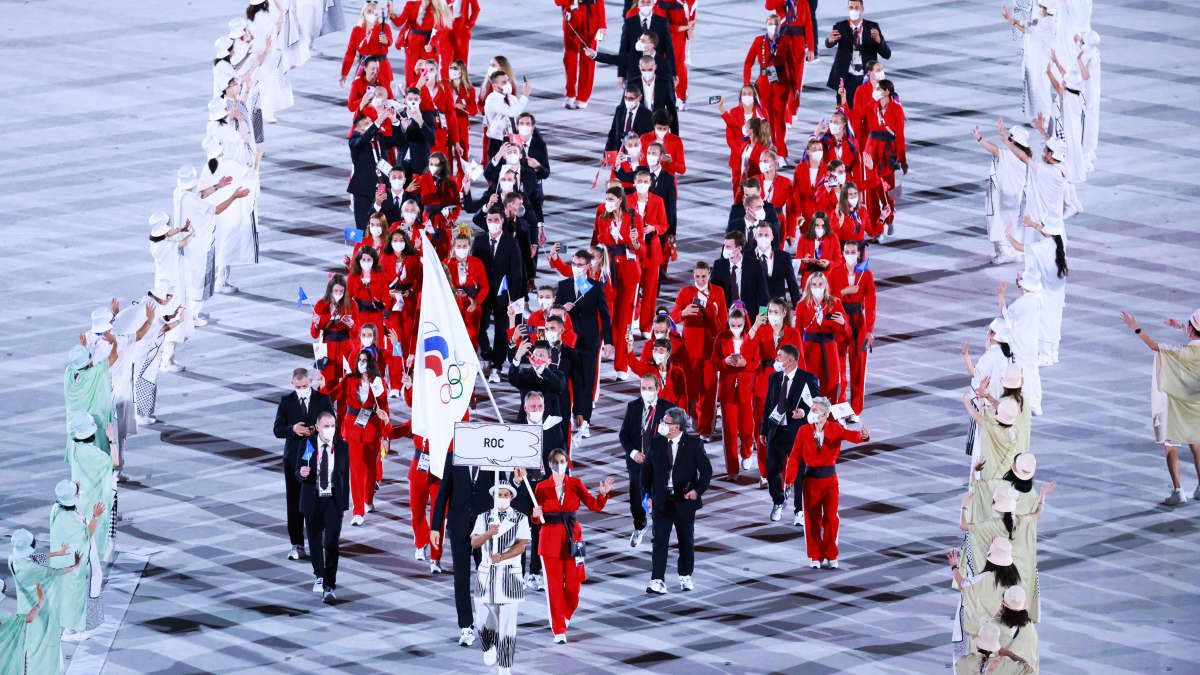Venäjän olympiakomitean joukkue marssimassa Tokion olympialaisten avajaisissa.