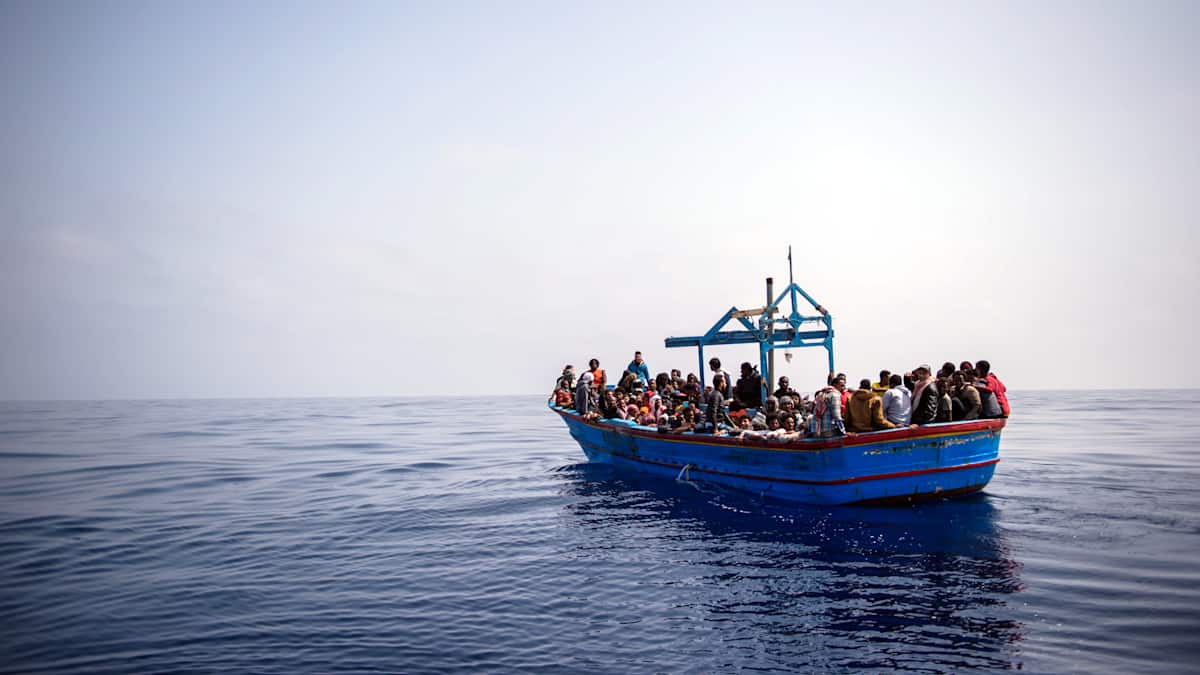 Kansalaisjärjestön SOS Mediterranee jäseniä Aquarius -aluksella pelastaessaan yli 250 siirtolaista puuveneellä, noin 50 kilometriä Libyan rannikolta, Välimerellä, 21. huhtikuuta 2018. 