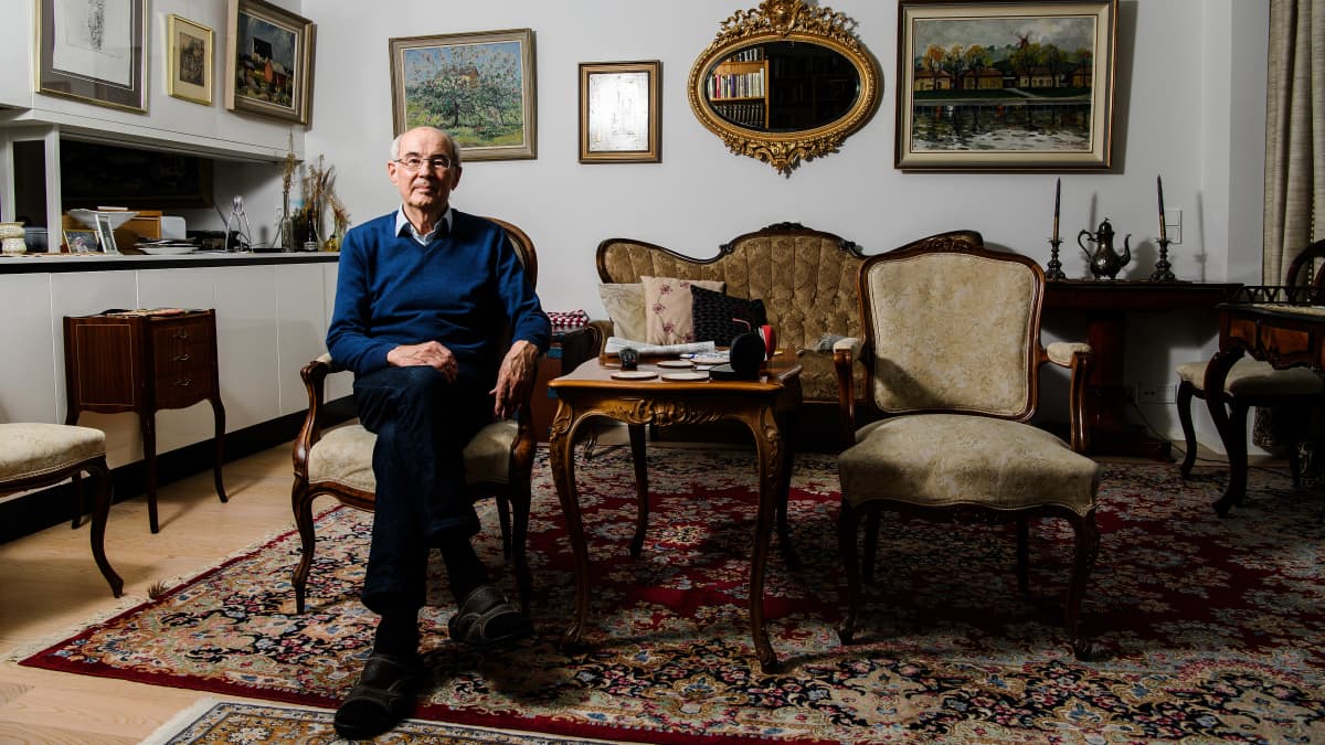 Valtiotieteen tohtori Jukka Tarkka valokuvattiin kotonaan Espoossa 18. maaliskuuta.