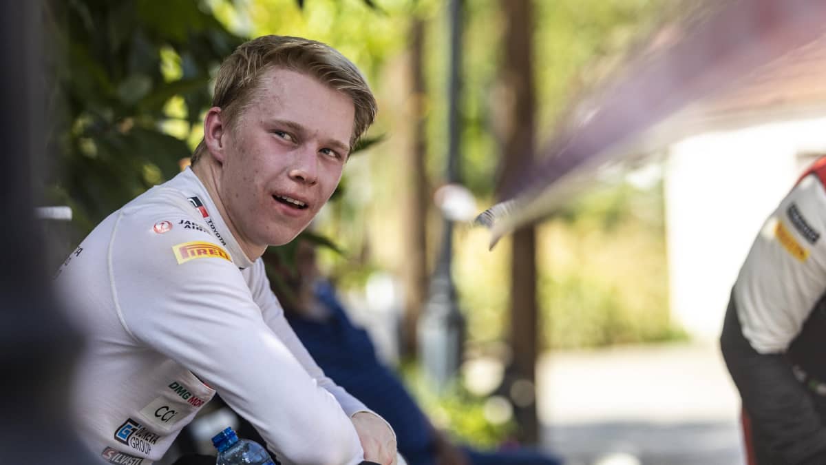 Kalle Rovanperä istuu Kreikan MM-rallin tauolla.