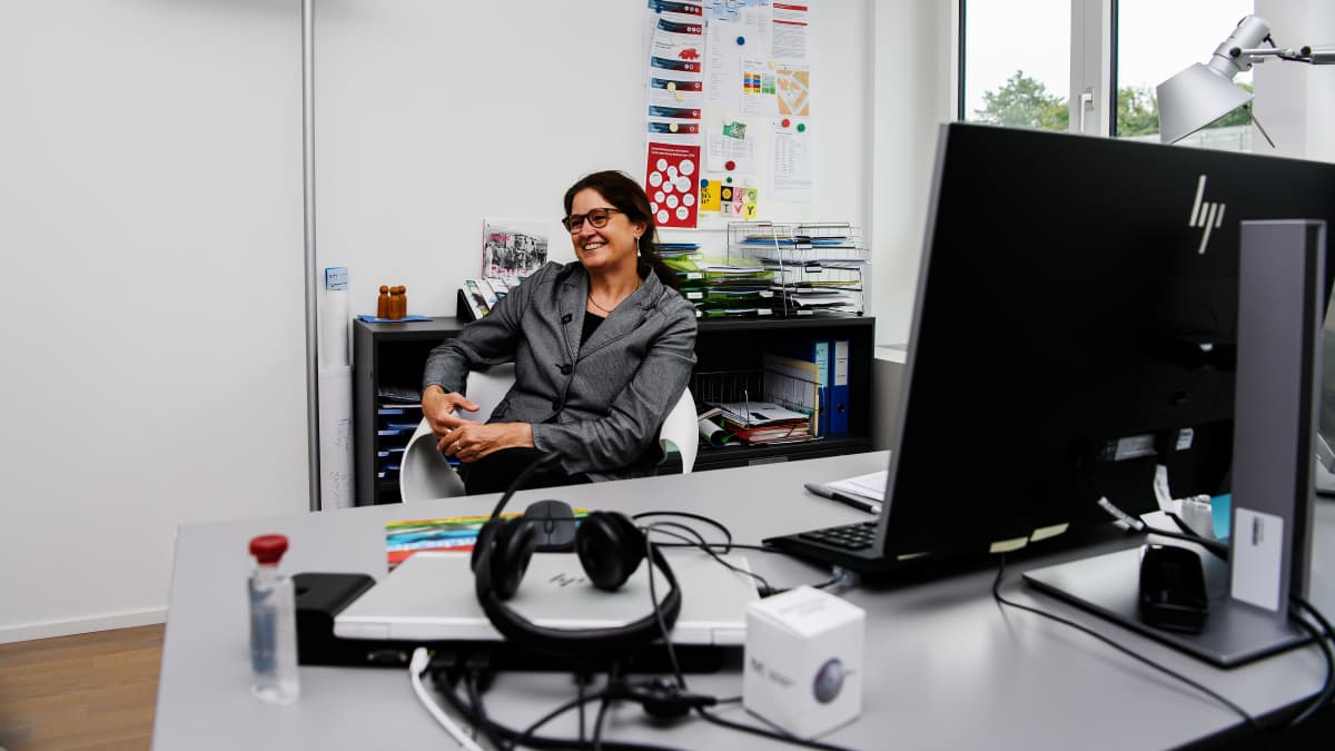 Tutkija Regine Steinauer työskentelee Baselin kaupungin terveysvirastossa pilotin parissa.