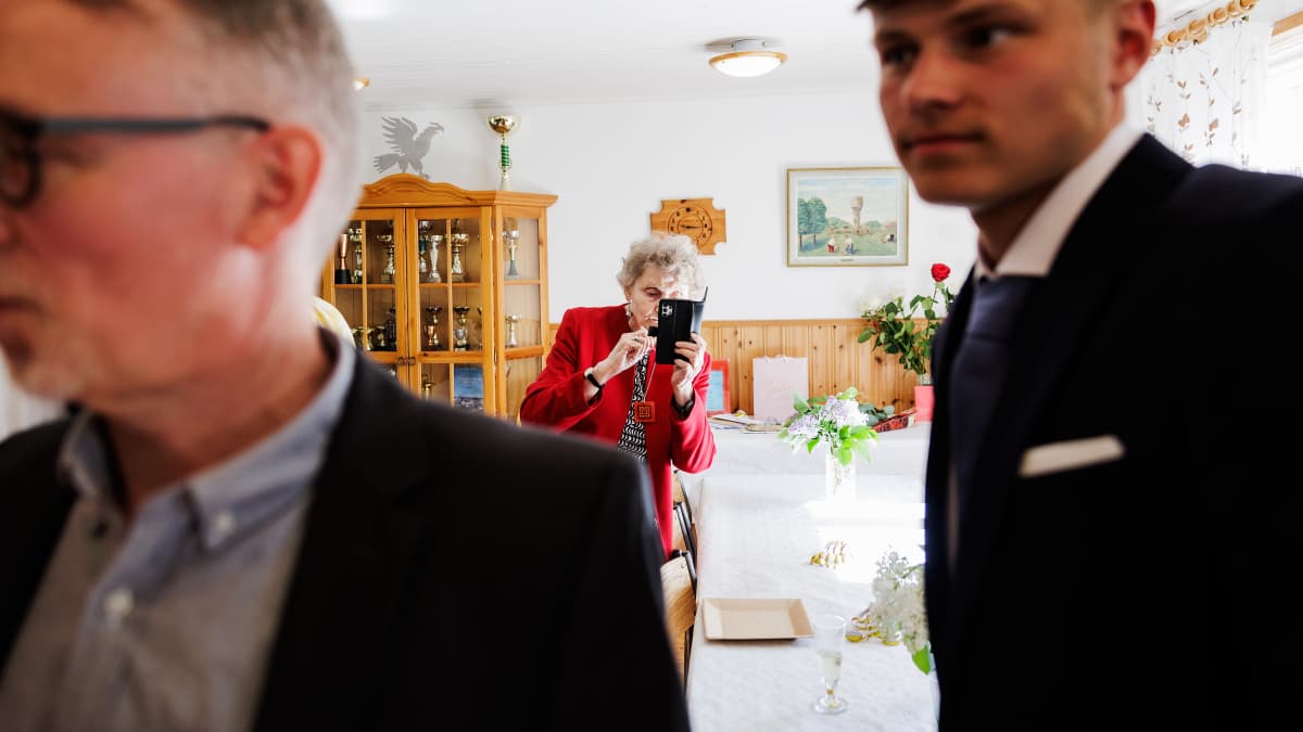 Urho Helenius juhli ylioppilakkiaan sukunsa ja perheensä kanssa Talin siirtolapuutarhan kerhotalolla.