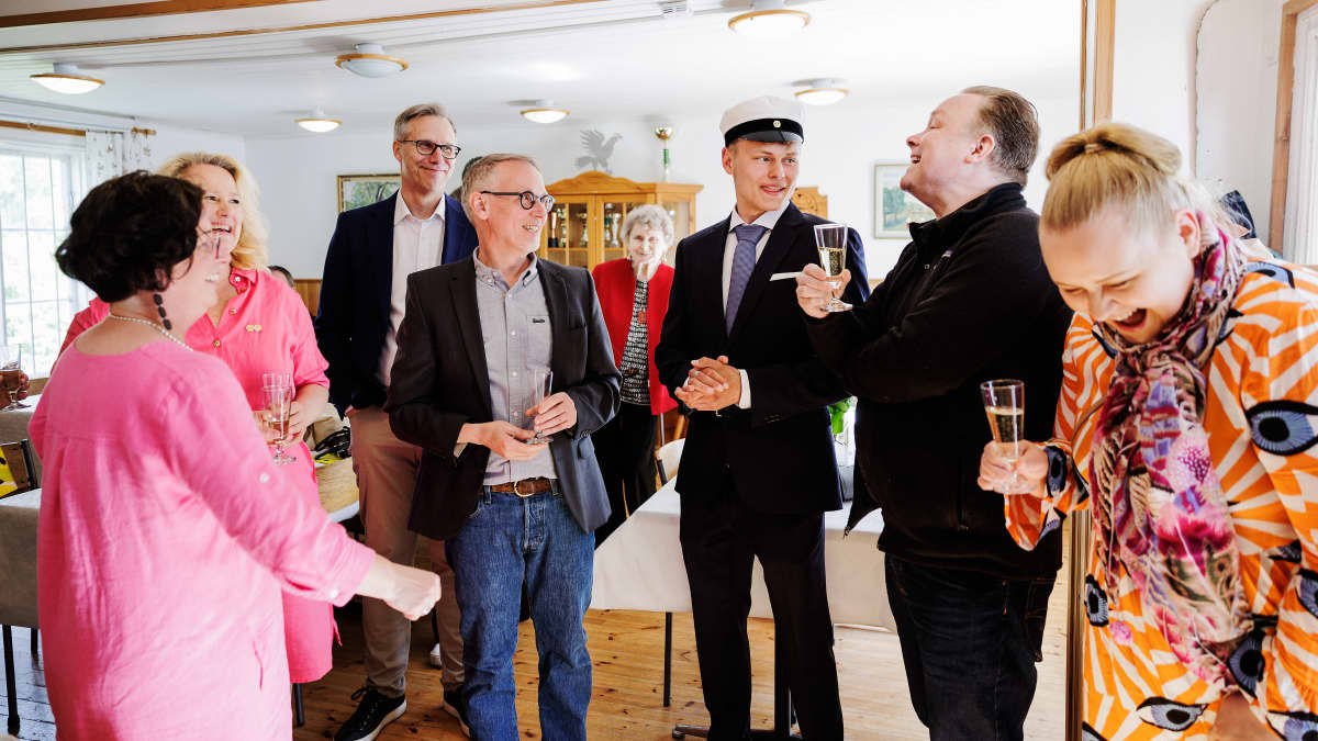 Urho Helenius juhli ylioppilakkiaan sukunsa ja perheensä kanssa Talin siirtolapuutarhan kerhotalolla.