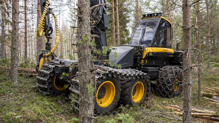 Ponssen metsäkone metsässä.
