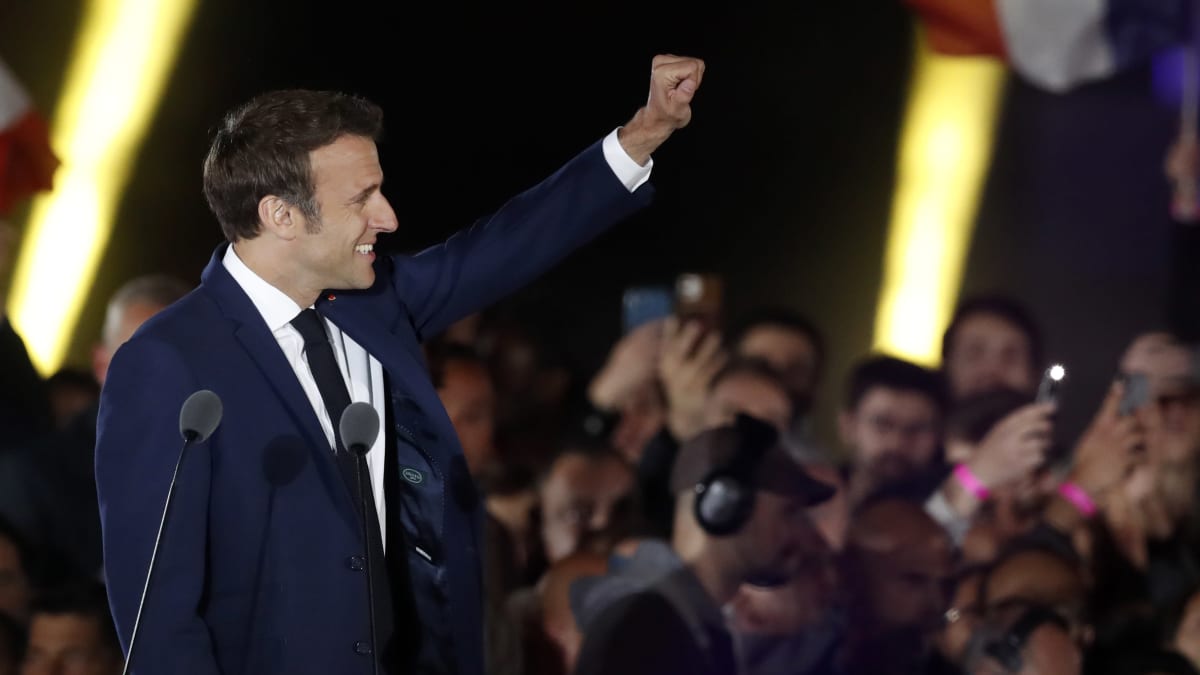 Emmanuel Macron tackar sina anhängare i Champ de Mars-parken i Paris.