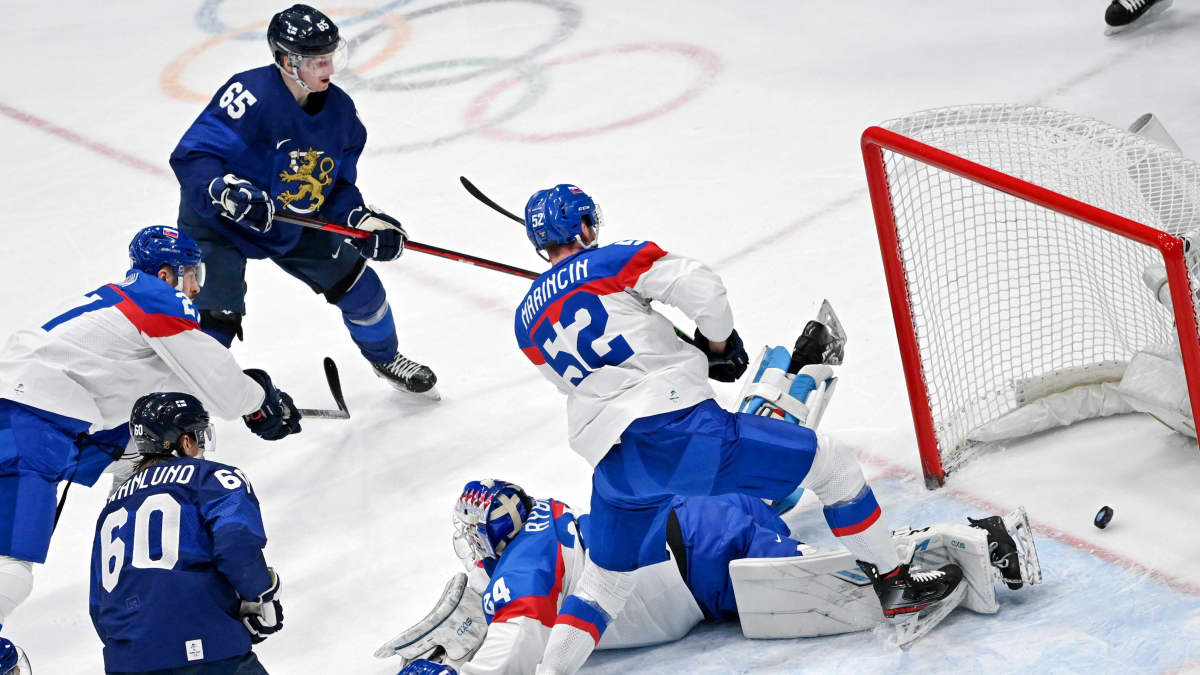 Sakari Manninen tekee maalin Slovakiaa vastaan olympialaisten välierässä.