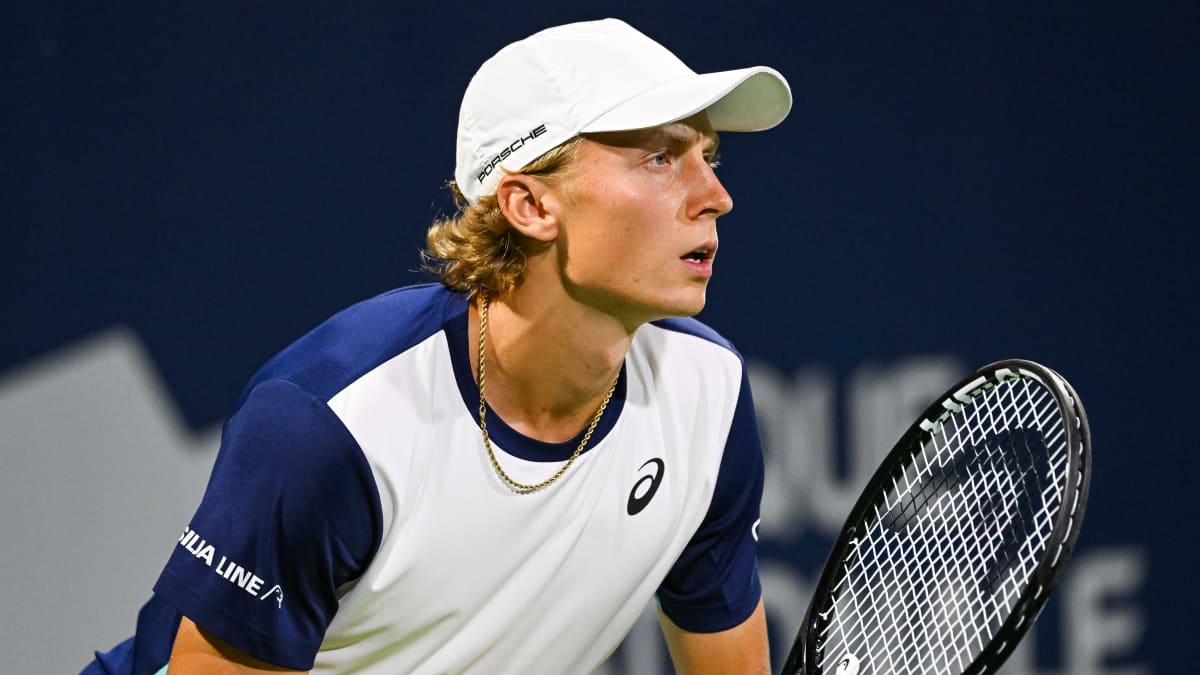 Emil Ruusuvuori pelaa tennistä keskittyneellä ilmeellä.