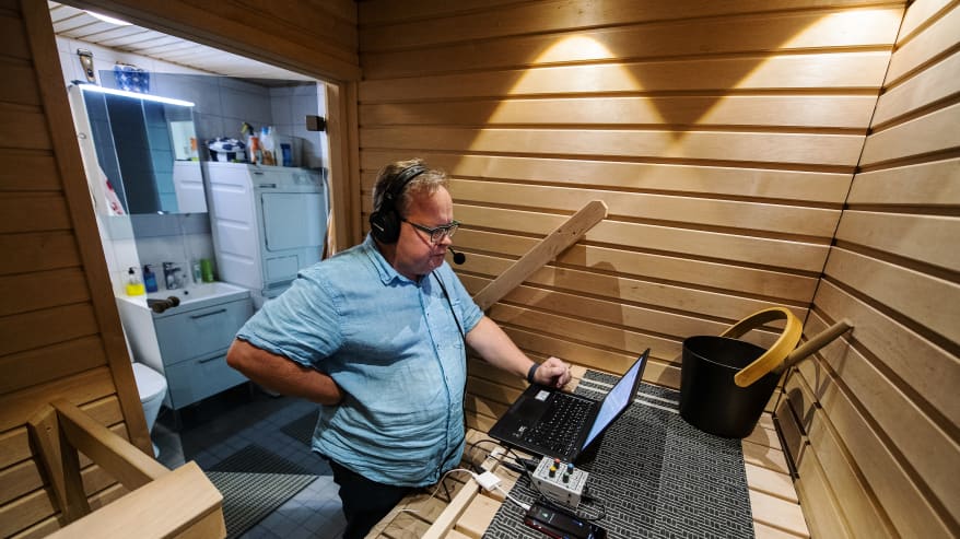 Petteri Löppönen valmistautuu lukemaan radiouutiset etänä kotinsa saunasta Vantaalta.